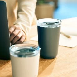 Kinto To-Go Tumbler 360 Ml Mit Stöpsel Khaki -Café 105563 105563 kinto togotumbler 360ml with plug khaki 3