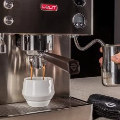Elizabeth -Café 105746 105746 lelit elisabeth siebtraegermaschine kaffeetasse milch